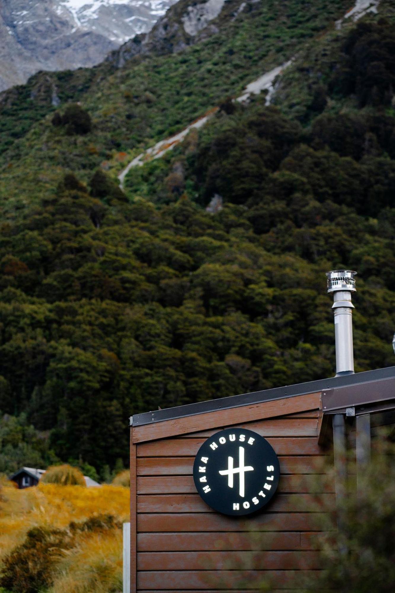Haka House Aoraki Mt Cook Vandrehjem Aoraki / Mount Cook Eksteriør billede